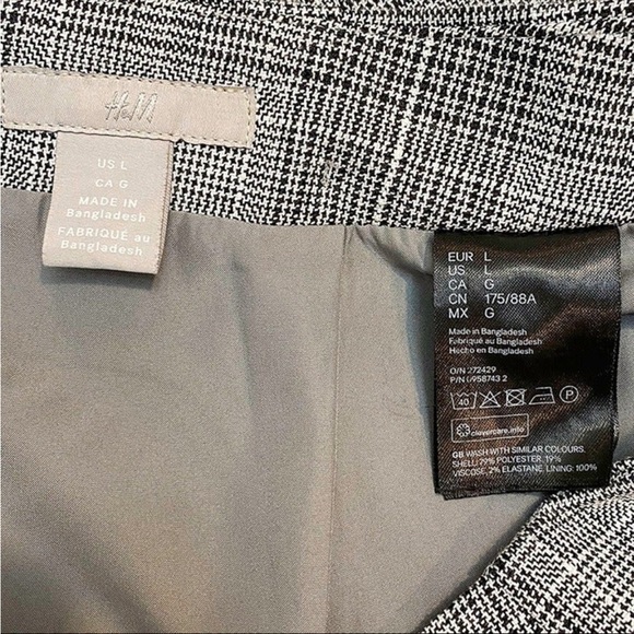 H&M Black and White Plaid Mini Skirt with Chain Detail | Large - Picture 5 of 5